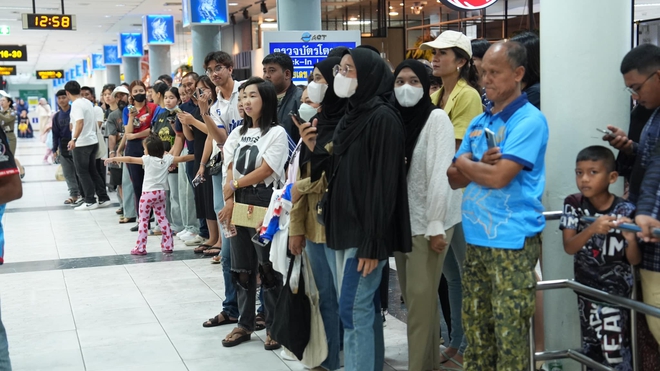 King's Cup 2024 tạo cơn sốt vé, Madam Pang mong đội tuyển Thái Lan phá dớp- Ảnh 9.