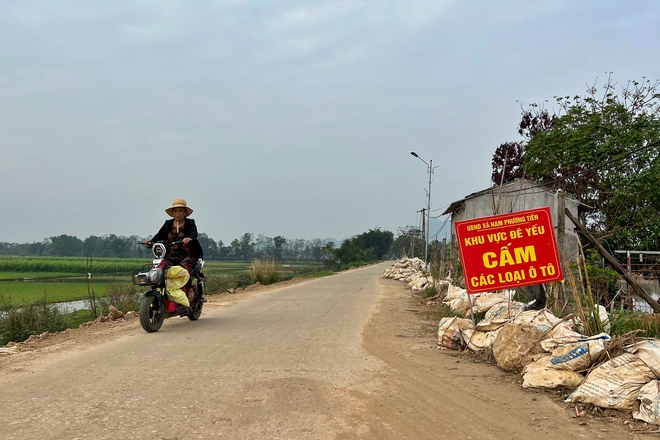 Cận cảnh những đoạn đê sạt lở nghiêm trọng ở vùng 'rốn lũ' Hà Nội- Ảnh 2.