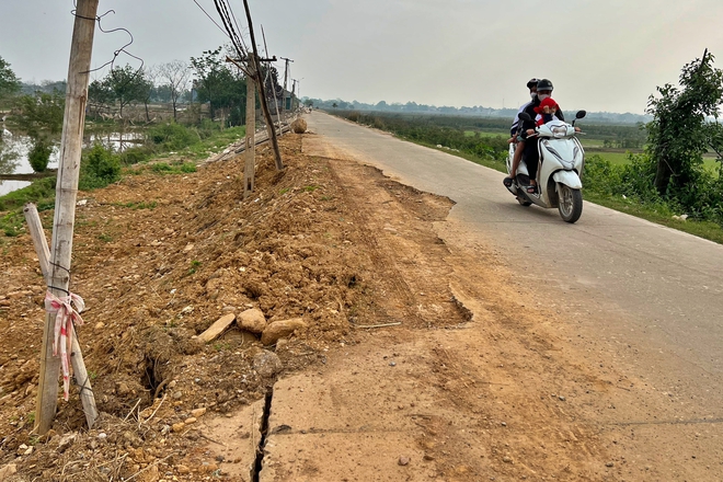 Cận cảnh những đoạn đê sạt lở nghiêm trọng ở vùng 'rốn lũ' Hà Nội- Ảnh 8.