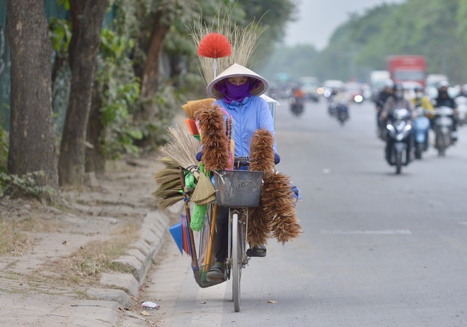 Hà Nội rét nhất từ đầu mùa đông, người dân mặc thêm áo mưa mưu sinh- Ảnh 10.