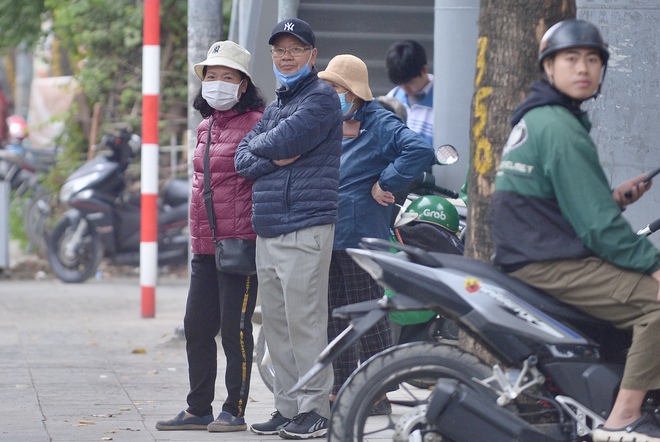 Hà Nội rét nhất từ đầu mùa đông, người dân mặc thêm áo mưa mưu sinh- Ảnh 12.