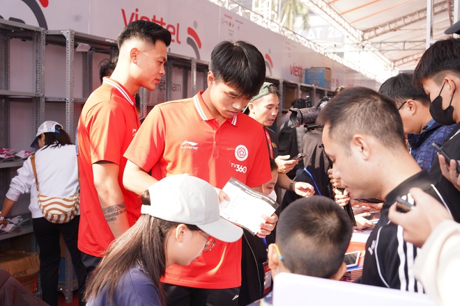 Dàn sao Thể Công Viettel cùng Nguyễn Thị Oanh khuấy động giải Viettel marathon 2024- Ảnh 4.