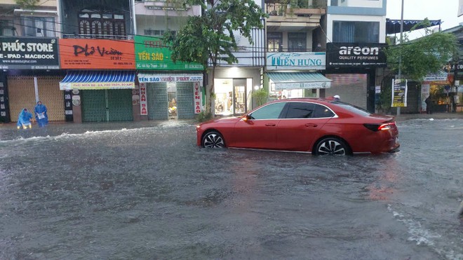 Đà Nẵng mưa trắng trời, nhiều tuyến phố ngập sâu- Ảnh 9.