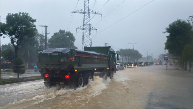 Ngập lụt ở phía tây Đà Nẵng: Công an dầm mưa chốt chặn cảnh báo người dân- Ảnh 2.