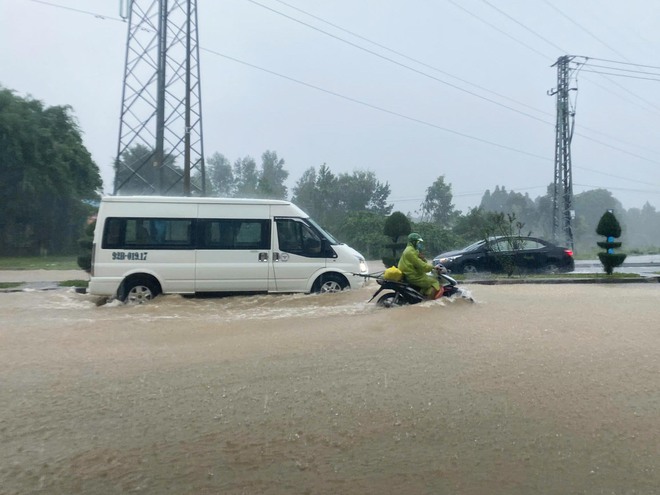 Ngập lụt ở phía tây Đà Nẵng: Công an dầm mưa chốt chặn cảnh báo người dân- Ảnh 1.