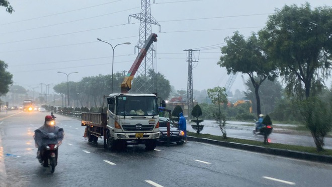 Ngập lụt ở phía tây Đà Nẵng: Công an dầm mưa chốt chặn cảnh báo người dân- Ảnh 3.