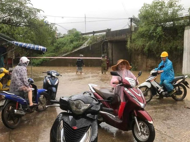 Ngập lụt ở phía tây Đà Nẵng: Công an dầm mưa chốt chặn cảnh báo người dân- Ảnh 8.