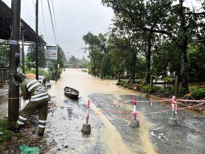 Ngập lụt ở phía tây Đà Nẵng: Công an dầm mưa chốt chặn cảnh báo người dân- Ảnh 9.