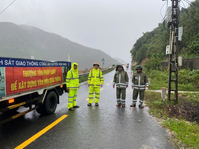 Ngập lụt ở phía tây Đà Nẵng: Công an dầm mưa chốt chặn cảnh báo người dân- Ảnh 12.