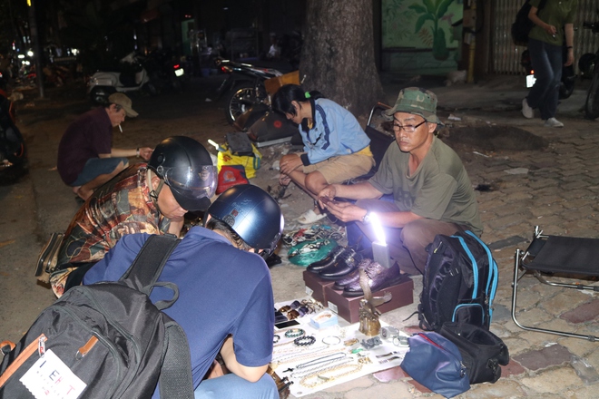 Phố độc lạ ở TP.HCM: 'Thiên đường' đồ cũ chỉ bán về đêm, người giàu thích đến- Ảnh 3.