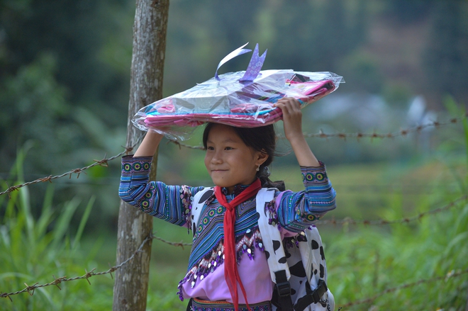 Nụ cười trở lại trên khuôn mặt học sinh vùng cao sau bão số 3- Ảnh 12.