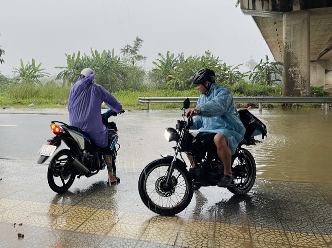 Đà Nẵng: Đường 'biến thành sông', người dân khổ sở di chuyển giờ tan tầm- Ảnh 6.