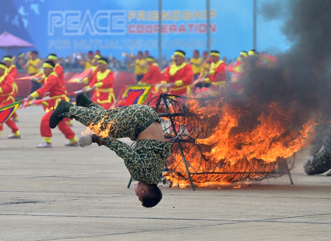 Tiêm kích Su-30MK2 biểu diễn bắn đạn nhiễu, nhào lộn trên bầu trời Hà Nội- Ảnh 5.