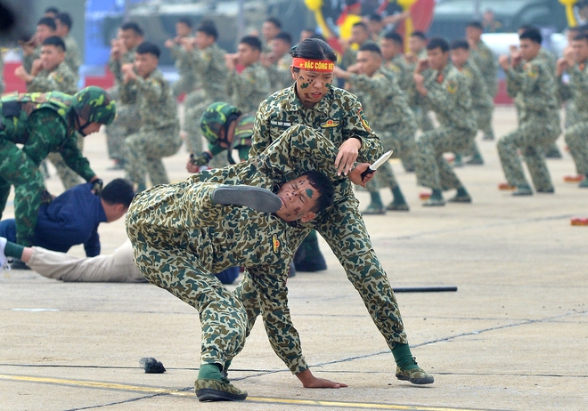 Tiêm kích Su-30MK2 biểu diễn bắn đạn nhiễu, nhào lộn trên bầu trời Hà Nội- Ảnh 4.