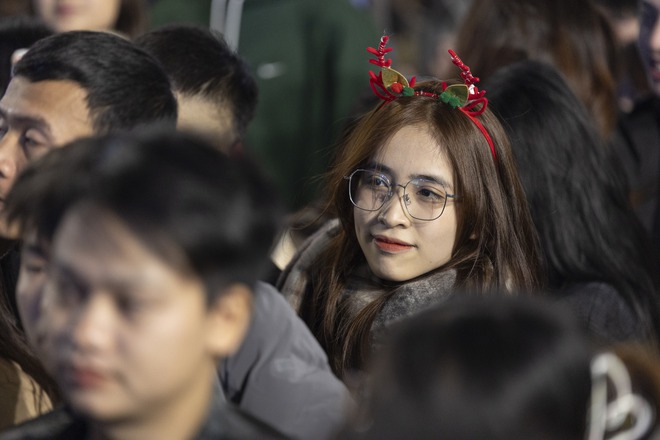 Hà Nội: 'Biển người' đổ về nhà thờ đêm Noel- Ảnh 14.