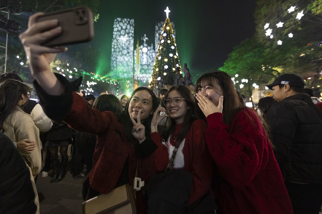 Hà Nội: 'Biển người' đổ về nhà thờ đêm Noel- Ảnh 12.