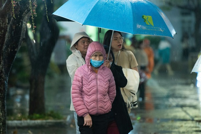 Đội mưa đón Giáng sinh ở nhà thờ Con Gà: 'Noel phải có đủ mưa và lạnh'- Ảnh 3.