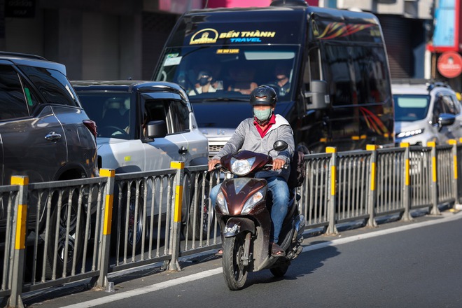 Bất chấp dải phân cách nối dài, xe máy vẫn thản nhiên đi ngược chiều ở trung tâm TP.HCM- Ảnh 14.