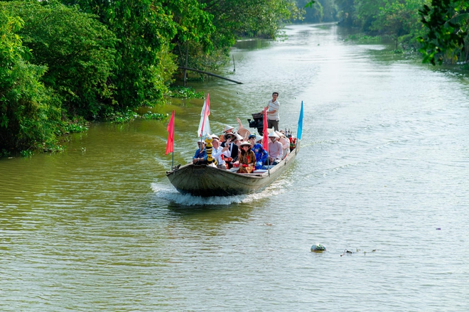 'Nhà trai' Pháp đi ghe rước dâu miền Tây: Đón tết đặc biệt ở Việt Nam- Ảnh 2.