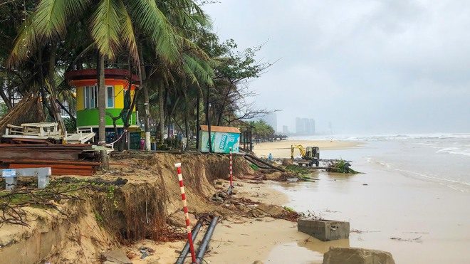 Bãi biển du lịch Đà Nẵng sạt lở nghiêm trọng, hàng quán bị sóng đánh sập- Ảnh 9.