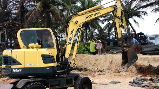 Bãi biển du lịch Đà Nẵng sạt lở nghiêm trọng, hàng quán bị sóng đánh sập- Ảnh 8.