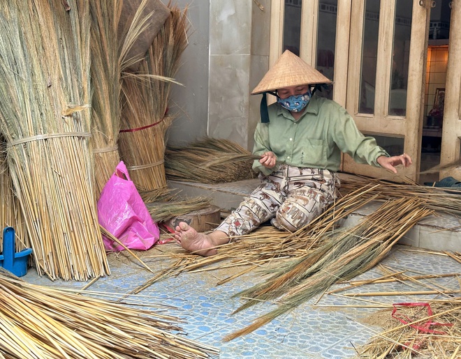 X&oacute;m l&agrave;m chổi đ&oacute;t độc nhất TP.HCM tất bật vụ tết: "L&agrave;m gấp đ&ocirc;i ng&agrave;y thường"- Ảnh 8.