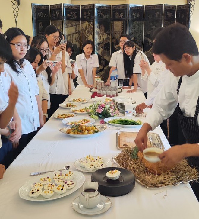 Đầu bếp Pháp bất ngờ vì khả năng nấu nướng của học sinh Việt Nam- Ảnh 11.