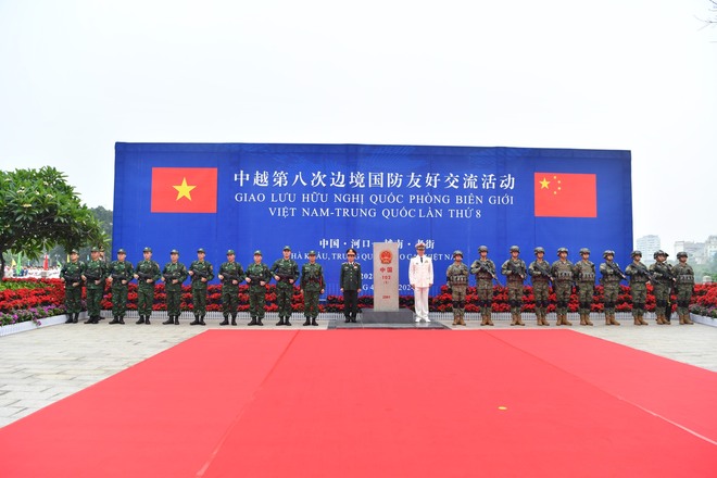 Đại tướng Phan Văn Giang tham quan khí tài của lực lượng biên phòng Trung Quốc- Ảnh 4.