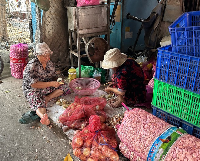 Xóm hành tỏi TP.HCM giữa nắng nóng đỉnh điểm: Lã chã mồ hôi, nước mắt dù mở quạt 24/24- Ảnh 5.