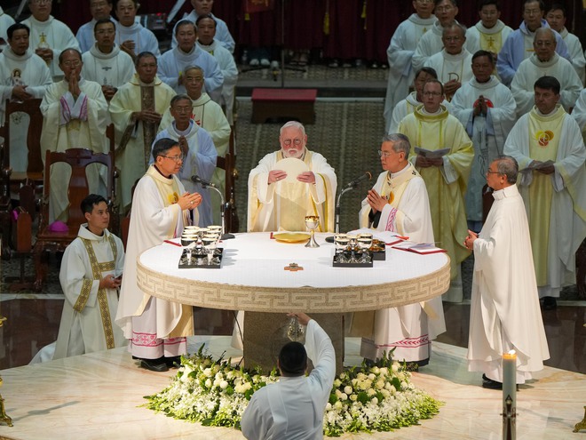 Ngoại trưởng Tòa Thánh Vatican thăm Nhà thờ Đức Bà Sài Gòn đang được đại trùng tu- Ảnh 13.