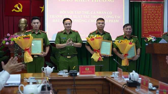 Thiếu tướng Mai Hoàng trao khen thưởng Công an Q.1 phá nhanh 2 vụ án- Ảnh 3.