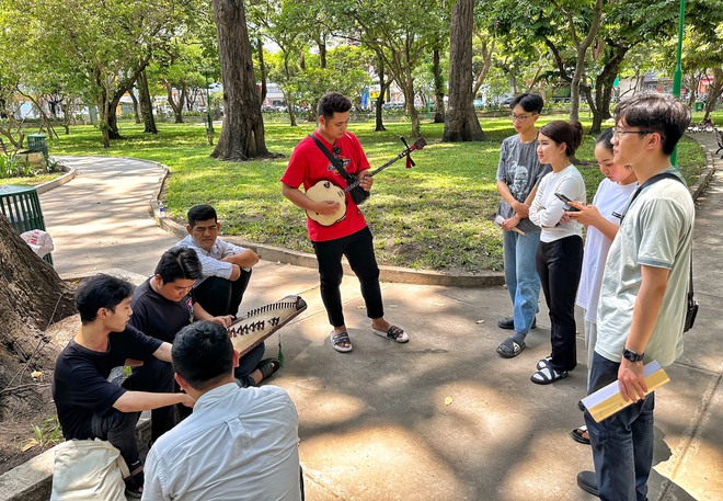 'Mưa tim' cho nhóm bạn trẻ đàn hát cải lương ở công viên TP.HCM- Ảnh 2.
