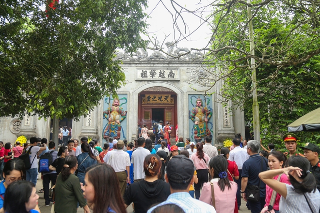 Hàng nghìn người về đền Hùng dâng hương trước ngày chính lễ giỗ Tổ- Ảnh 4.