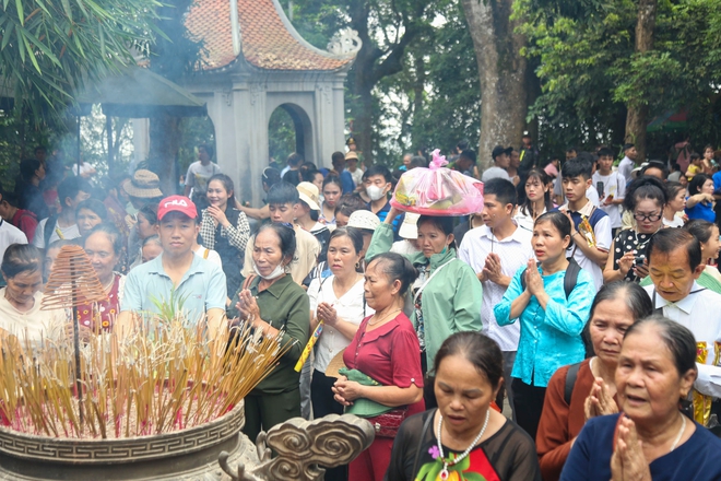 Hàng nghìn người về đền Hùng dâng hương trước ngày chính lễ giỗ Tổ- Ảnh 5.