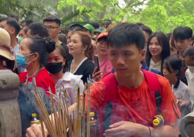 Hàng nghìn du khách đội mưa dâng hương ngày giỗ tổ Hùng Vương- Ảnh 9.