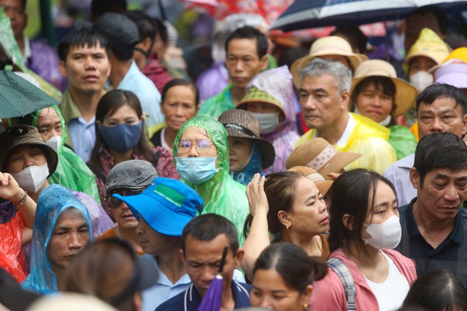 Hàng nghìn du khách đội mưa dâng hương ngày giỗ tổ Hùng Vương- Ảnh 8.