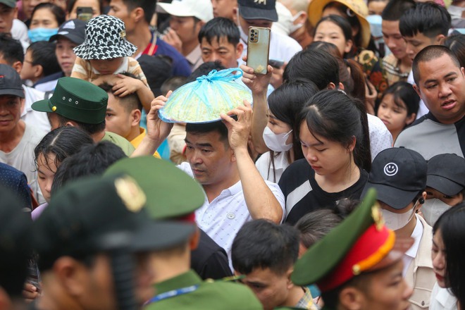 Hàng nghìn du khách đội mưa dâng hương ngày giỗ tổ Hùng Vương- Ảnh 7.