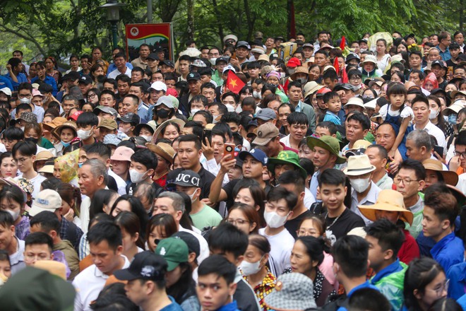Hàng nghìn du khách đội mưa dâng hương ngày giỗ tổ Hùng Vương- Ảnh 4.