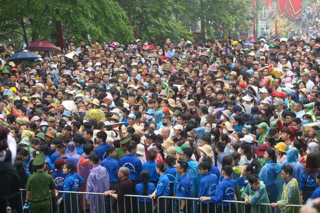 Hàng nghìn du khách đội mưa dâng hương ngày giỗ tổ Hùng Vương- Ảnh 3.