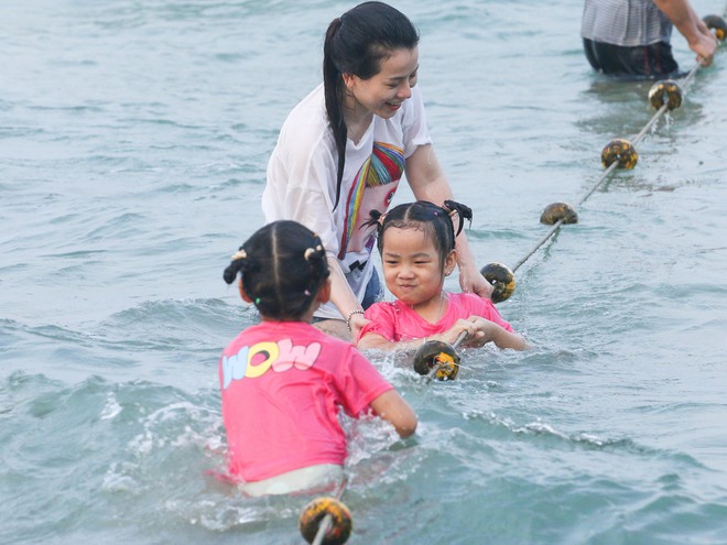 Người dân Đà Nẵng đổ ra biển giải nhiệt, khách tây hào hứng lướt ván- Ảnh 12.