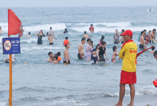 Người dân Đà Nẵng đổ ra biển giải nhiệt, khách tây hào hứng lướt ván- Ảnh 14.