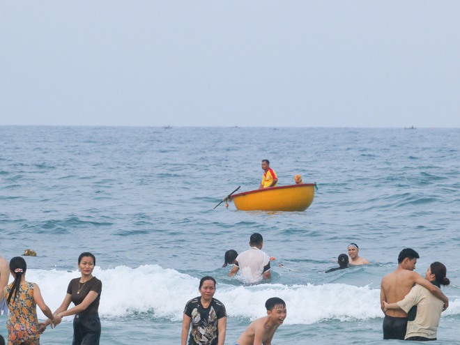 Người dân Đà Nẵng đổ ra biển giải nhiệt, khách tây hào hứng lướt ván- Ảnh 15.