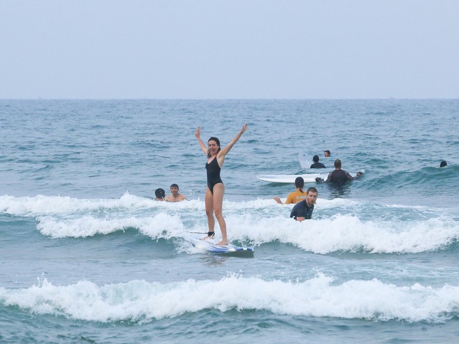 Người dân Đà Nẵng đổ ra biển giải nhiệt, khách tây hào hứng lướt ván- Ảnh 5.