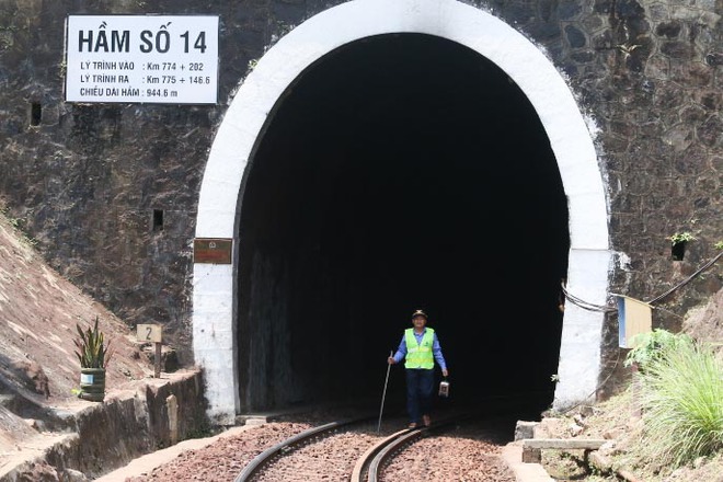 Đà Nẵng: Sau gần 100 năm, hầm đường sắt đèo Hải Vân dột nước tứ bề- Ảnh 8.