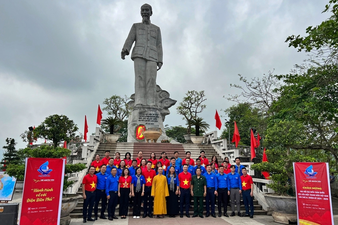 Hành trình 'Tôi yêu Tổ quốc tôi' tặng cờ đỏ sao vàng tại Hòa Bình, Sơn La- Ảnh 5.