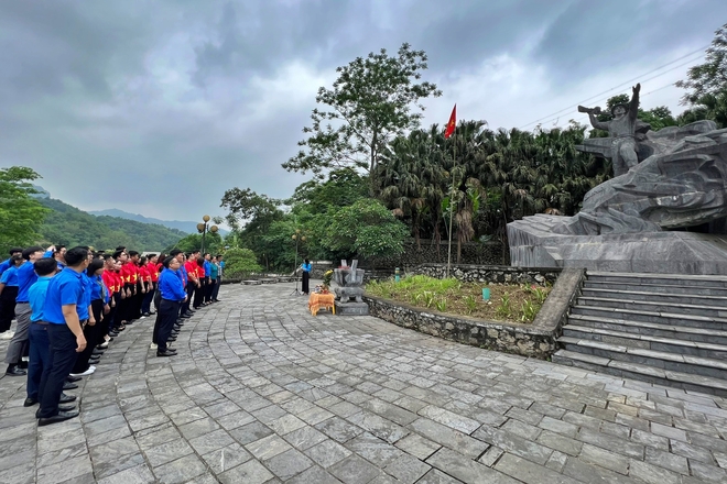 Hành trình 'Tôi yêu Tổ quốc tôi' tặng cờ đỏ sao vàng tại Hòa Bình, Sơn La- Ảnh 7.
