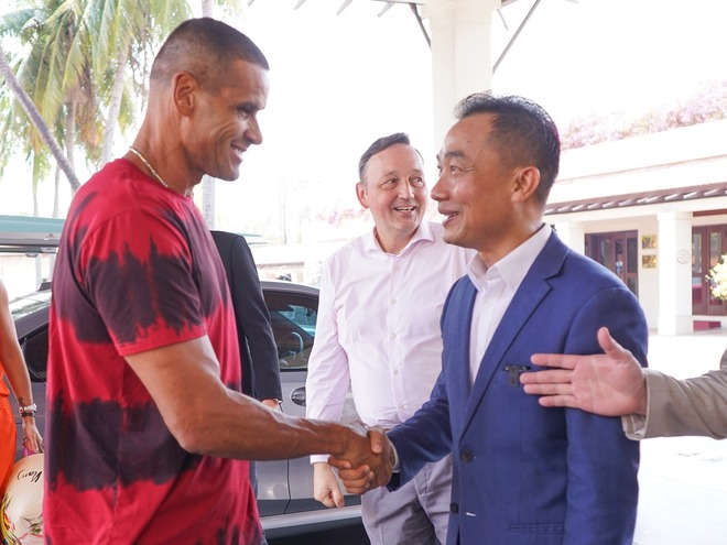 Dàn siêu sao bóng đá Brazil đến Đà Nẵng, cựu danh thủ Rilvaldo ký tặng mỏi tay- Ảnh 2.