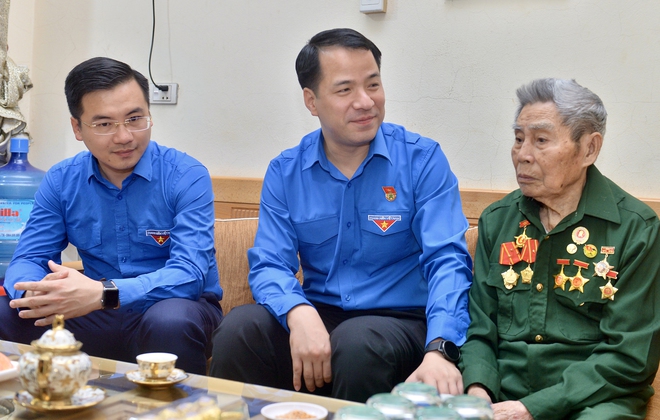 Anh Ngô Văn Cương thăm, tặng quà các gia đình chiến sĩ Điện Biên- Ảnh 2.