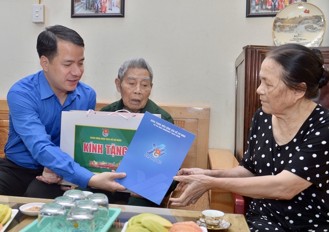 Anh Ngô Văn Cương thăm, tặng quà các gia đình chiến sĩ Điện Biên- Ảnh 3.