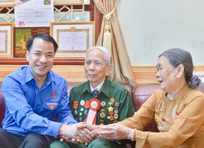 Anh Ngô Văn Cương thăm, tặng quà các gia đình chiến sĩ Điện Biên- Ảnh 8.